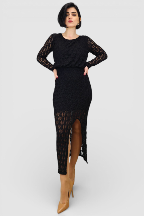 Duga crna čipkasta haljina Courtney s nabranim okruglim izrezom i poluprozirnim dugim rukavima.