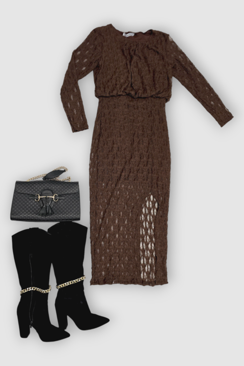 Duga smeđa čipkasta haljina Courtney s nabranim okruglim izrezom i poluprozirnim dugim rukavima.