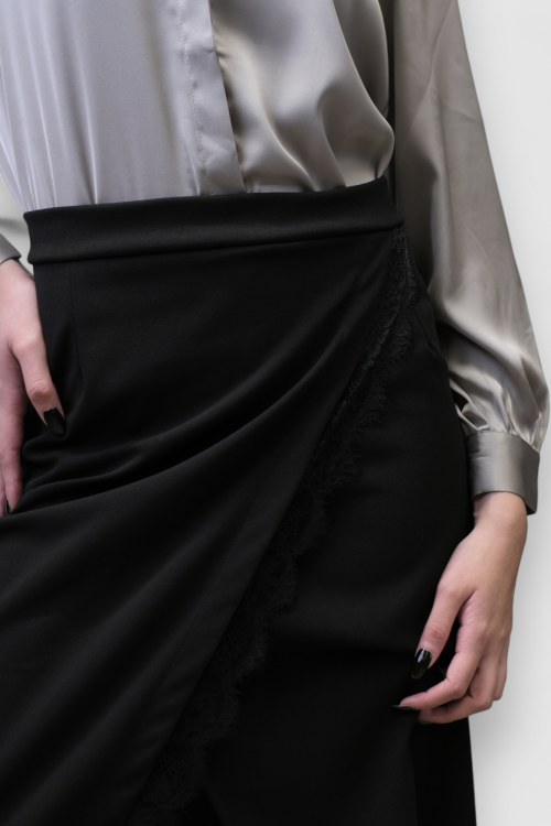 Ženska crna suknja Izabella s prorezom i čipkom