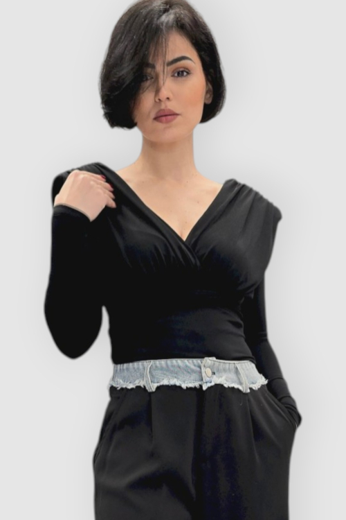 Crna majica s naborima Etta s jastučićima na ramenima i križanim dekolteom