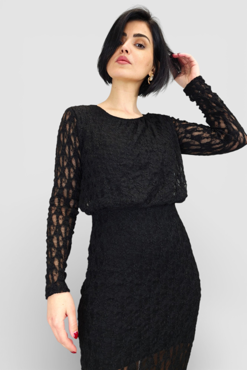 Duga crna čipkasta haljina Courtney s nabranim okruglim izrezom i poluprozirnim dugim rukavima.