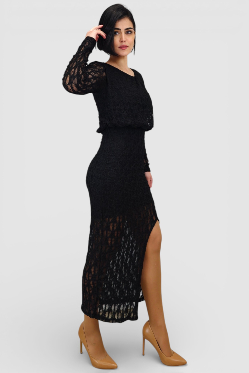 Duga crna čipkasta haljina Courtney s nabranim okruglim izrezom i poluprozirnim dugim rukavima.